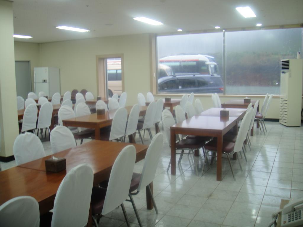 Geomunoreum Hostel Jeju Exterior photo